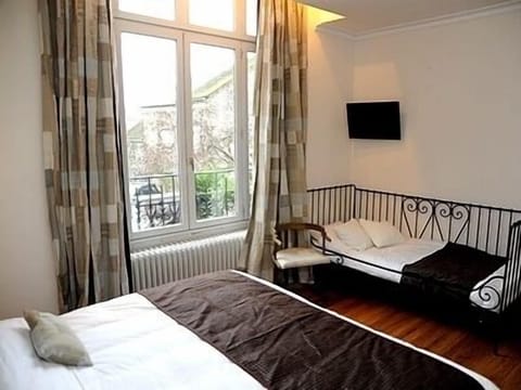 Desk, laptop workspace, blackout drapes, free WiFi