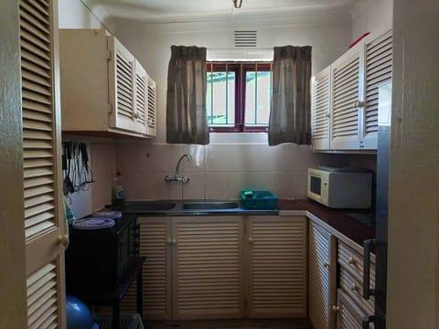 Cottage | Private kitchen | Fridge, microwave, oven, electric kettle