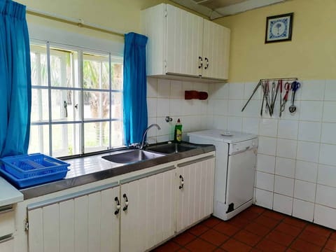 House, 6 Bedrooms | Private kitchen | Full-size fridge, microwave, oven, stovetop