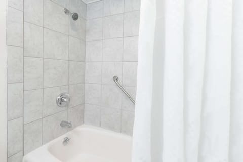 Combined shower/tub, free toiletries, hair dryer, towels