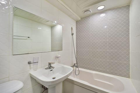 Combined shower/tub, deep soaking tub, rainfall showerhead