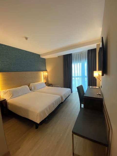 Standard Double Room, 1 Bedroom | Premium bedding, minibar, in-room safe, desk