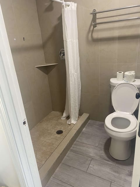 Combined shower/tub, free toiletries, hair dryer, towels