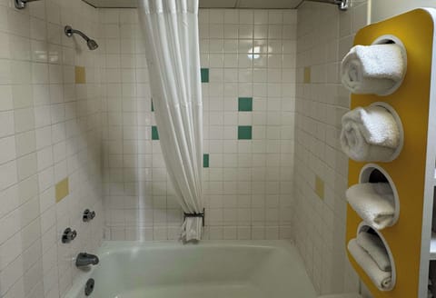 Combined shower/tub, hair dryer, towels