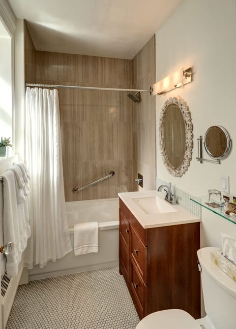 Deluxe Room, 1 King Bed | Bathroom | Free toiletries, hair dryer, bathrobes, slippers