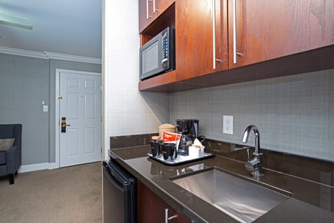 Standard Suite, 1 King Bed, Kitchenette (Sofa Bed) | Private kitchenette | Coffee/tea maker