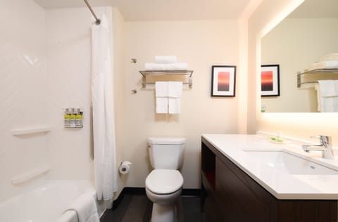 Standard Room | Bathroom | Combined shower/tub, free toiletries, hair dryer, towels