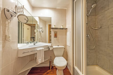 Comfort Twin Room (free access to sauna & steam bath) | Bathroom | Free toiletries, hair dryer, towels