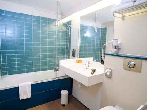 Premium bedding, desk, blackout drapes, soundproofing