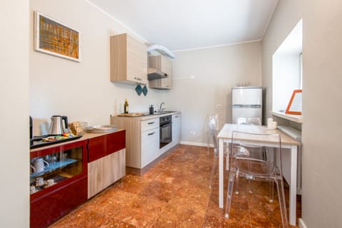 Deluxe Condo | Private kitchen | Oven, stovetop, espresso maker, coffee/tea maker