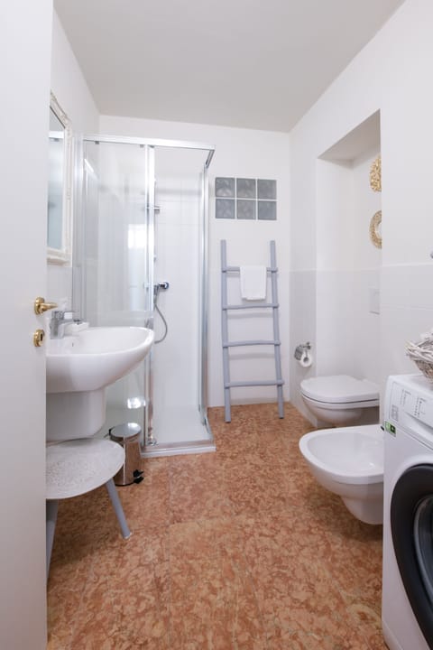 Deluxe Condo | Bathroom | Shower, free toiletries, hair dryer, bidet