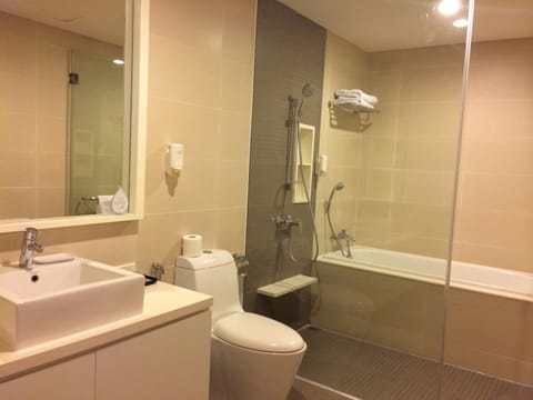 2-Bedroom Premier Apartment | Bathroom | Free toiletries, hair dryer, bathrobes, slippers
