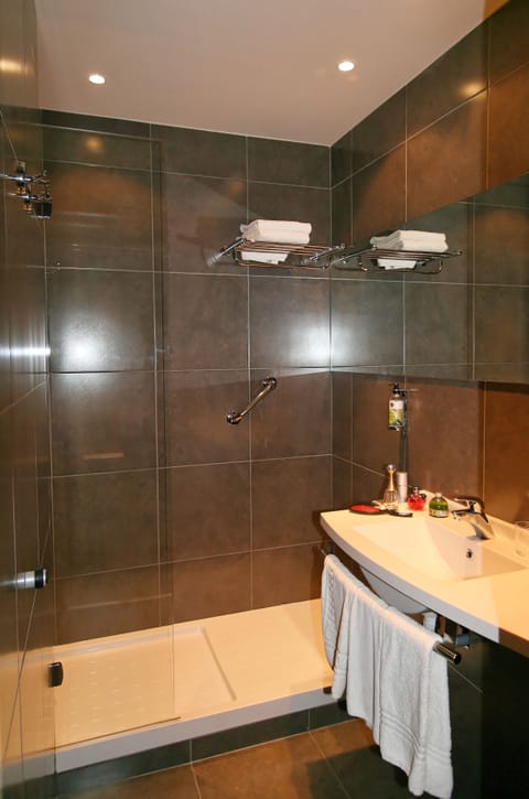 Family Quadruple Room | Bathroom | Free toiletries, hair dryer, towels