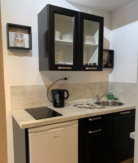 Apartment, Ensuite, Garden View (Giottani) | Private kitchen