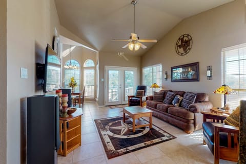 Large & Comfortable Family Room w/Vaulted Ceilings