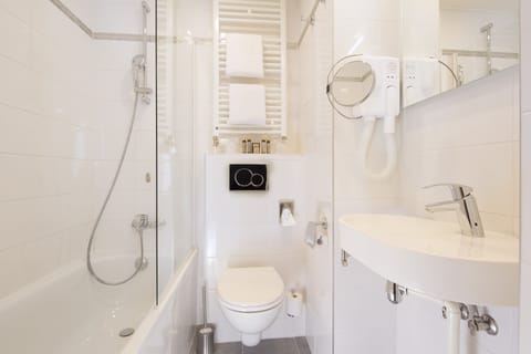 Superior Twin Room | Bathroom | Combined shower/tub, hydromassage showerhead, towels