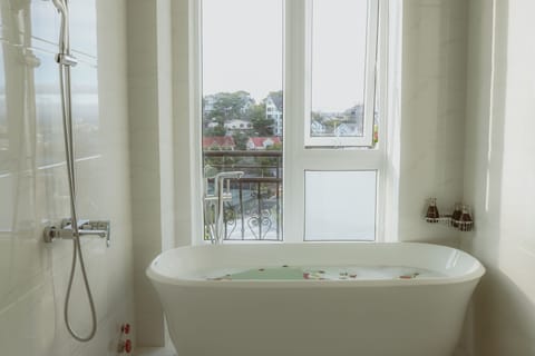 Premier Deluxe Balcony | Bathroom | Free toiletries, hair dryer, slippers, towels