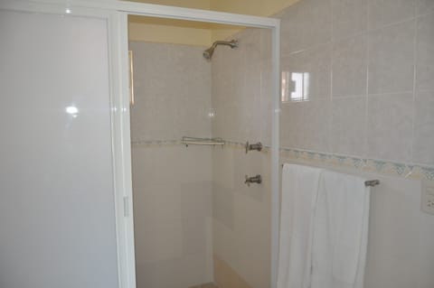 Standard Room | Bathroom | Shower, rainfall showerhead, towels, soap