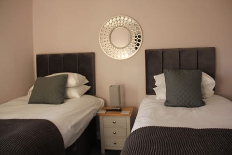 Twin Room, Ensuite (Twin Room Economy)