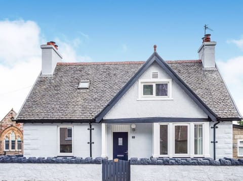 Front view of Seacot Cottage from the High Street