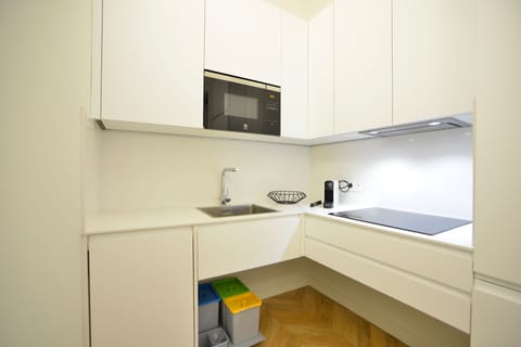 Apartment, 2 Bedrooms, Ground Floor | Private kitchen | Full-size fridge, microwave, oven, stovetop