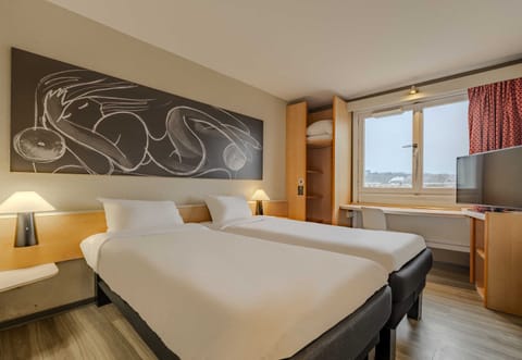 Standard Twin Room, Non Smoking | Desk, laptop workspace, soundproofing, iron/ironing board