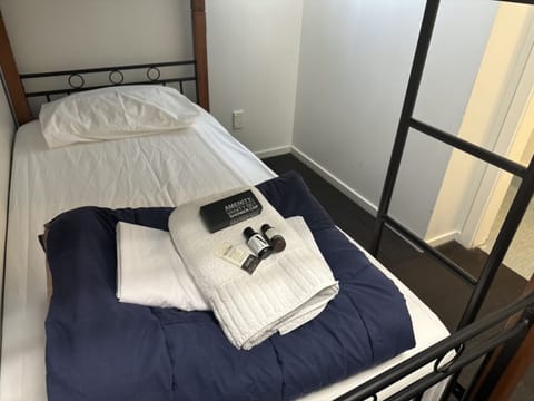 Ensuite Twin Private Room | Free WiFi, bed sheets