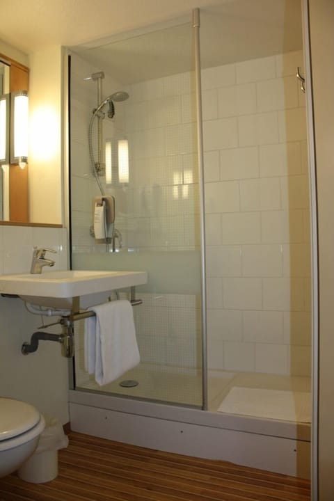 Standard Room, 1 Double Bed | Bathroom | Eco-friendly toiletries, hair dryer, towels