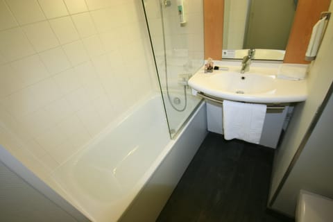 Standard Double Room, 1 Double Bed | Bathroom | Eco-friendly toiletries, hair dryer, bathrobes, towels