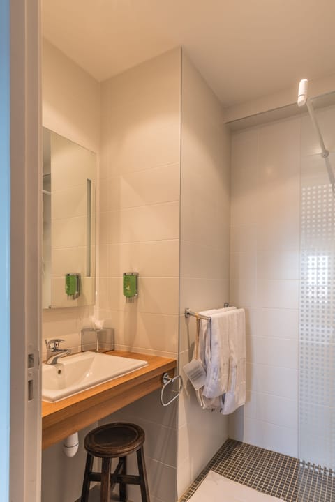 Comfort Double Room, Courtyard View | Bathroom | Hair dryer, towels