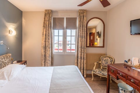 Executive Double Room, City View | In-room safe, individually decorated, desk, blackout drapes