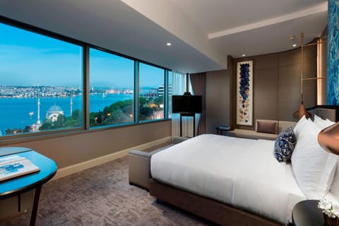 Bosphorus Suite with Club Lounge Access | Egyptian cotton sheets, premium bedding, down comforters