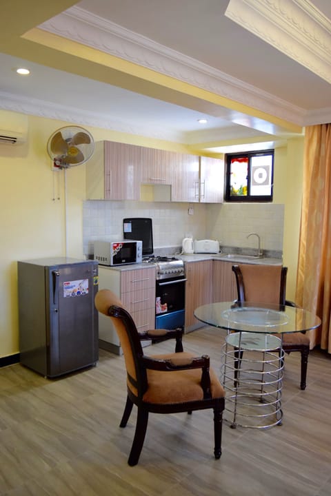 Deluxe Apartment, 1 Bedroom, Kitchen | In-room dining