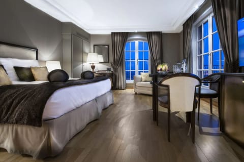 Junior Suite, 1 Double Bed | Hypo-allergenic bedding, minibar, in-room safe, individually decorated