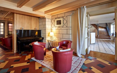 Lunch, dinner served; French cuisine, garden views