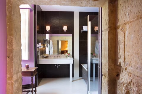 Luxury Double Room, Ensuite, Courtyard View (Le Castelnau) | Bathroom | Free toiletries, hair dryer, towels