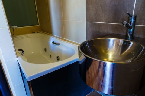 Superior Suite | Bathroom | Bathtub, free toiletries, hair dryer, towels