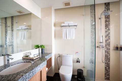 Oasis Panorama Triple | Bathroom | Shower, rainfall showerhead, free toiletries, hair dryer