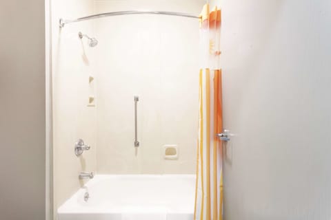 Combined shower/tub, free toiletries, hair dryer, towels