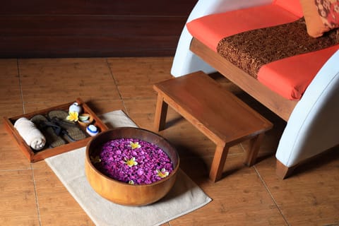 Couples treatment rooms, hot tub, body treatments, aromatherapy