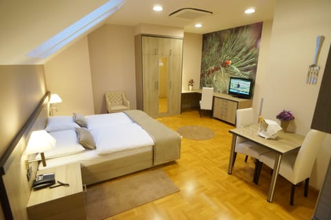 Suite with 1 Bedroom | Minibar, in-room safe, desk, iron/ironing board