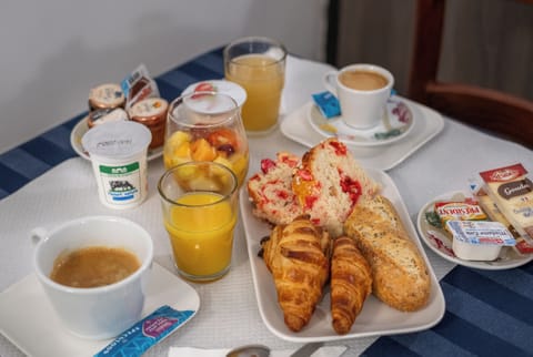 Daily continental breakfast (EUR 10 per person)