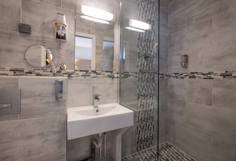 Double Room | Bathroom | Free toiletries, hair dryer, towels, soap