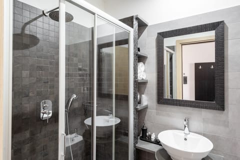 Deluxe Double or Twin Room | Bathroom | Shower, rainfall showerhead, designer toiletries, hair dryer