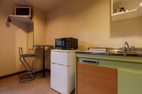 Twin Room, Non Smoking | Private kitchenette | Fridge, microwave, stovetop