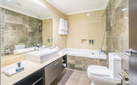 Executive Suite, 1 King Bed | Bathroom | Free toiletries, hair dryer, towels