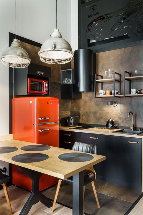 Design Studio Suite | Private kitchenette | Fridge, stovetop, coffee/tea maker, electric kettle