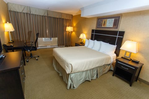 Premier Room, 1 King Bed | Hypo-allergenic bedding, Tempur-Pedic beds, minibar, desk
