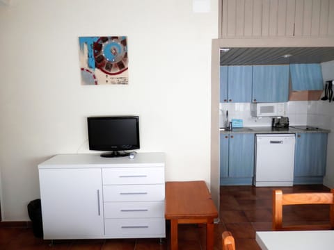 Studio (5 people) | Private kitchen | Full-size fridge, coffee/tea maker, cookware/dishes/utensils