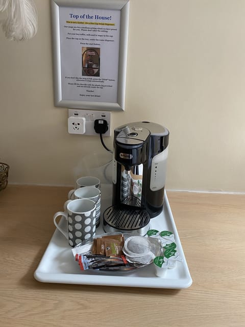 One cup drinks dispenser. Heat water for one cup at a time, with free supplies